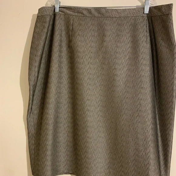 Beautiful Textured Skirt Suit by Le Suit - Picture 4 of 6